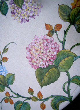 Rosa und hellblaue Hortensien-Blüten und Blattgrün als Malerei auf weißem Grund
